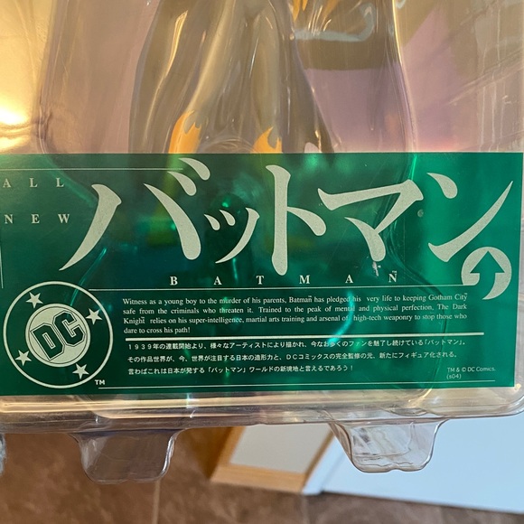 DC Multicolor Catwoman Collectible Figure - Picture 9 of 9